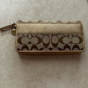 Brown and gold Coach wallet 😍🤎